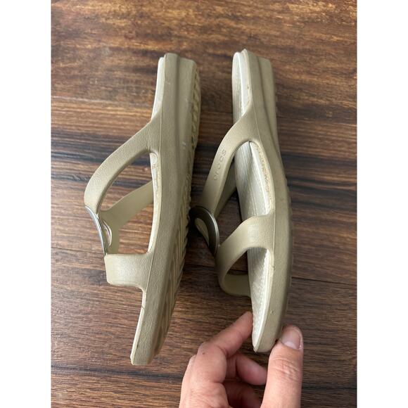 Crocs Sandals 8 Toupe Silver Sanrah Circle Slide Beach Round Flats - Picture 3 of 6